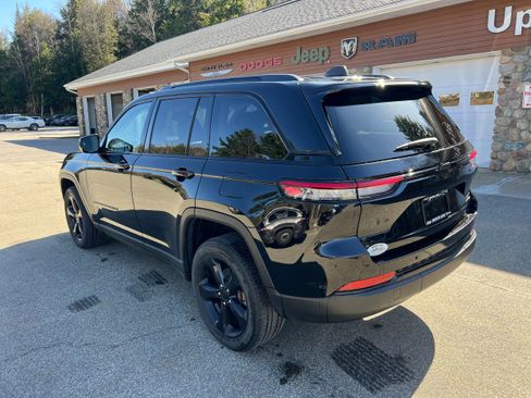 Used 2023 Jeep Grand Cherokee Limited w/ Black Appearance Package image 7