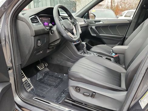 Used 2022 Volkswagen Tiguan SE R-Line image 11