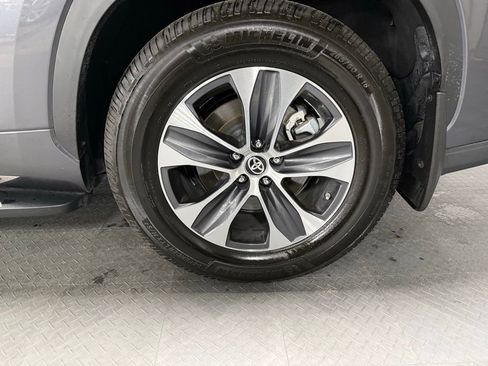Used 2024 Toyota Highlander XLE image 7