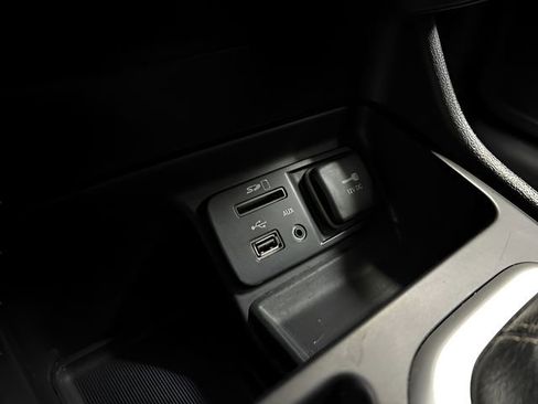 Used 2018 Jeep Cherokee Latitude Plus w/ Comfort/Convenience Group FWD image 31