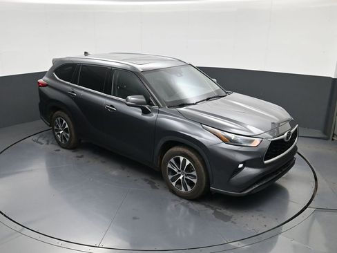 Used 2021 Toyota Highlander XLE FWD image 24