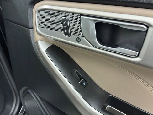 Used 2023 Ford Explorer Limited image 45