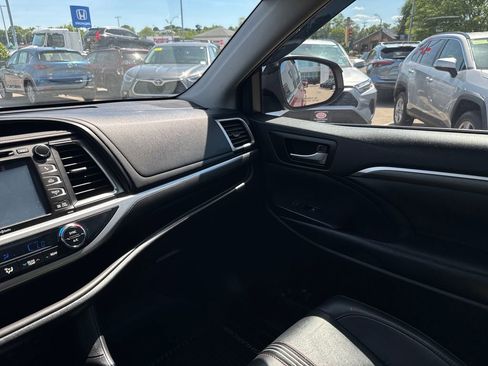Used 2019 Toyota Highlander SE AWD/4WD image 30