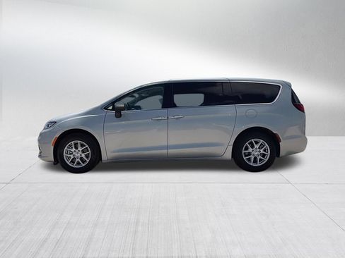 Used 2023 Chrysler Pacifica Touring-L FWD image 10