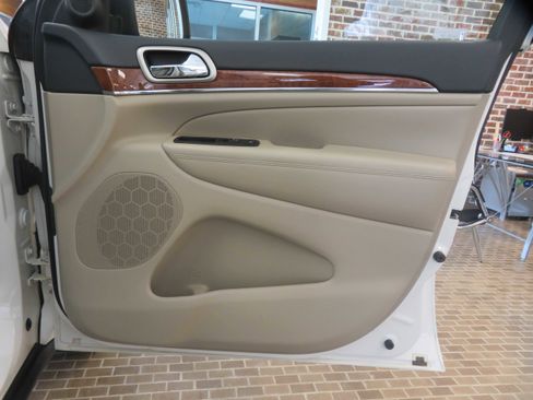 Used 2011 Jeep Grand Cherokee Limited image 23