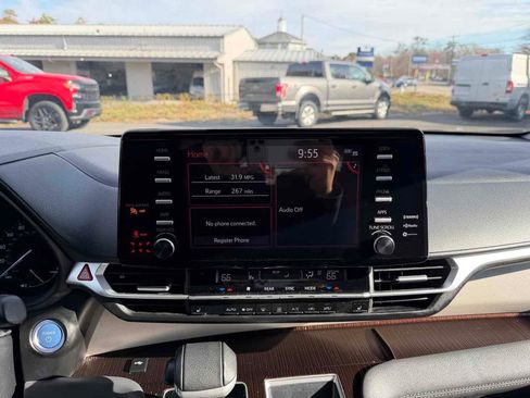 Used 2024 Toyota Sienna XLE image 27