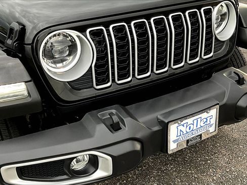 Used 2024 Jeep Wrangler Sahara image 28