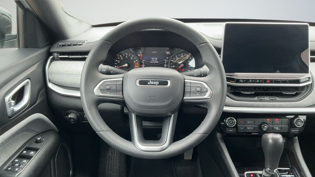 Used 2024 Jeep Compass Latitude AWD/4WD image 9