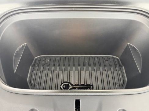 Used 2024 Tesla Model Y 2WD image 35