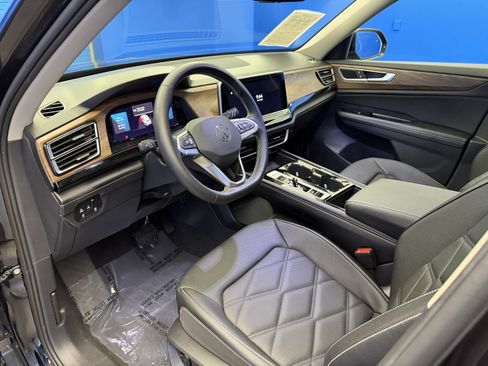Used 2026 Volkswagen Atlas SE w/ Panoramic Sunroof Package FWD image 11