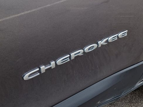 Used 2019 Jeep Cherokee Limited AWD/4WD image 6