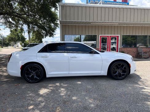 Used 2022 Chrysler 300 Touring w/ Sport Appearance Package RWD image 5