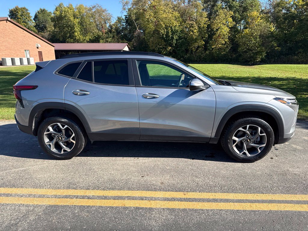 Used 2025 Chevrolet Trax LT FWD image 8