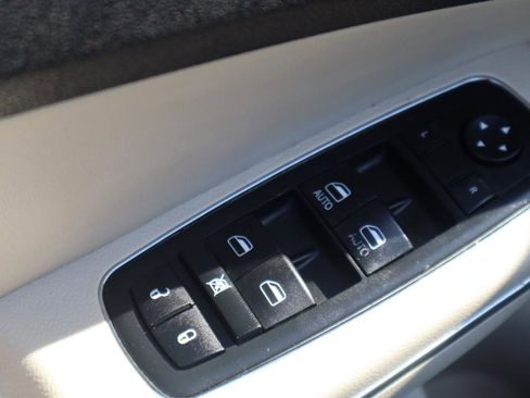 Used 2015 Chrysler 300 C w/ Light Group image 57