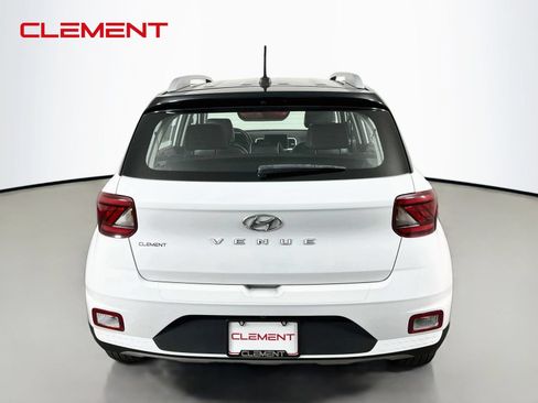 Used 2023 Hyundai Venue Limited FWD image 8