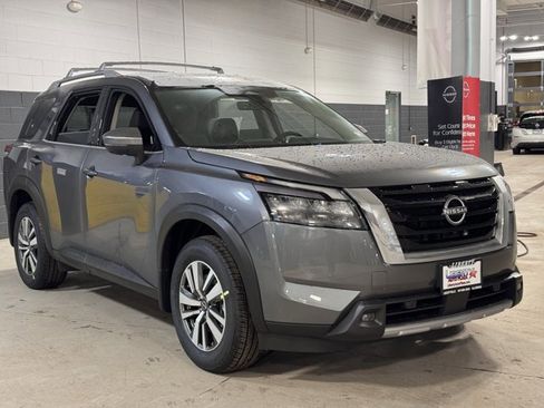 New 2025 Nissan Pathfinder SL image 3