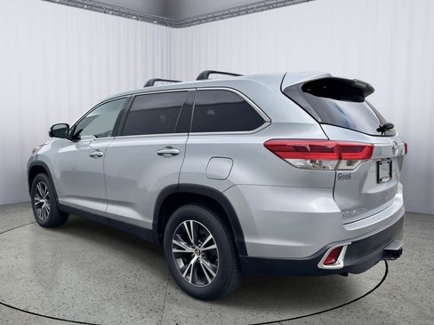 Used 2019 Toyota Highlander Plus w/ Carpet Mat Package (TMS) AWD/4WD image 10