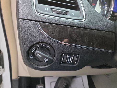 Used 2014 Chrysler Town & Country Touring w/ Driver Convenience Group FWD image 22