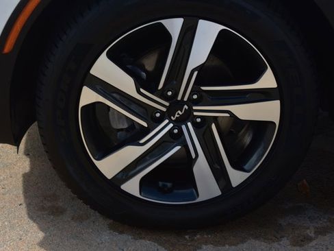 Used 2024 Kia Sorento EX image 11