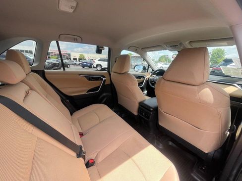 Used 2021 Toyota RAV4 LE AWD/4WD image 13