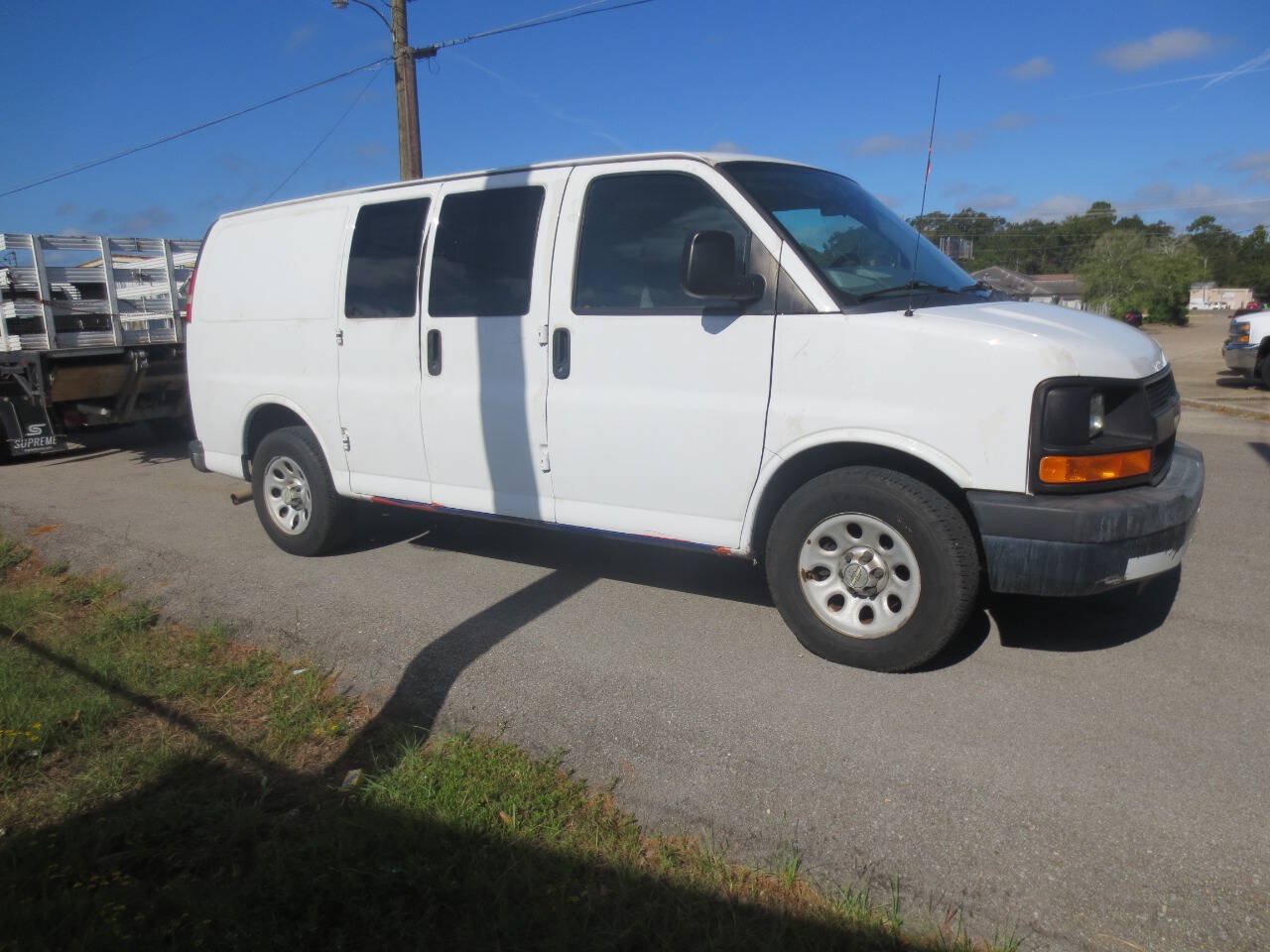 Used 2013 Chevrolet Express 1500 RWD image 2