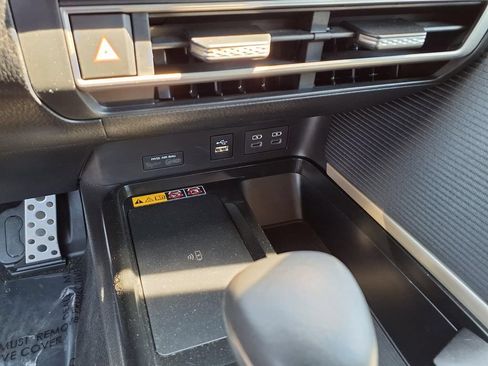 Used 2025 Toyota Camry SE FWD image 16