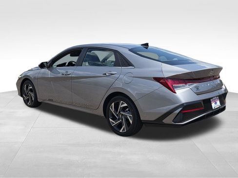 Used 2025 Hyundai Elantra SEL FWD image 8