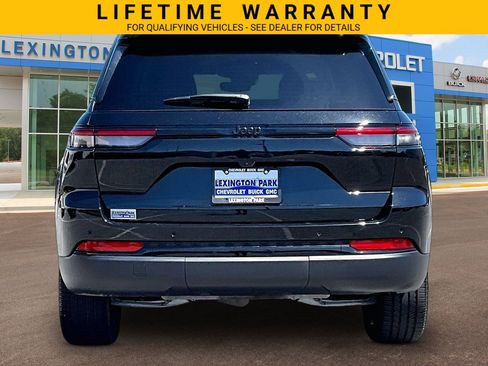 Used 2025 Jeep Grand Cherokee Altitude RWD image 4