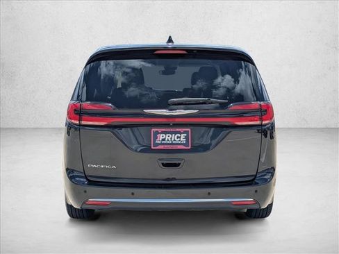 Used 2023 Chrysler Pacifica Touring-L FWD image 7