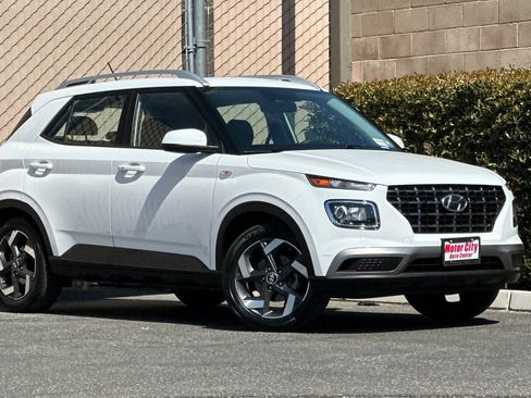 Used 2025 Hyundai Venue SEL FWD image 2