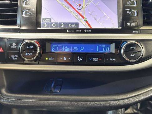 Used 2019 Toyota Highlander SE FWD image 19