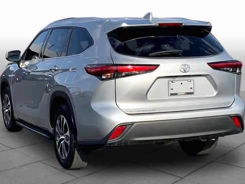 Used 2020 Toyota Highlander XLE FWD image 12