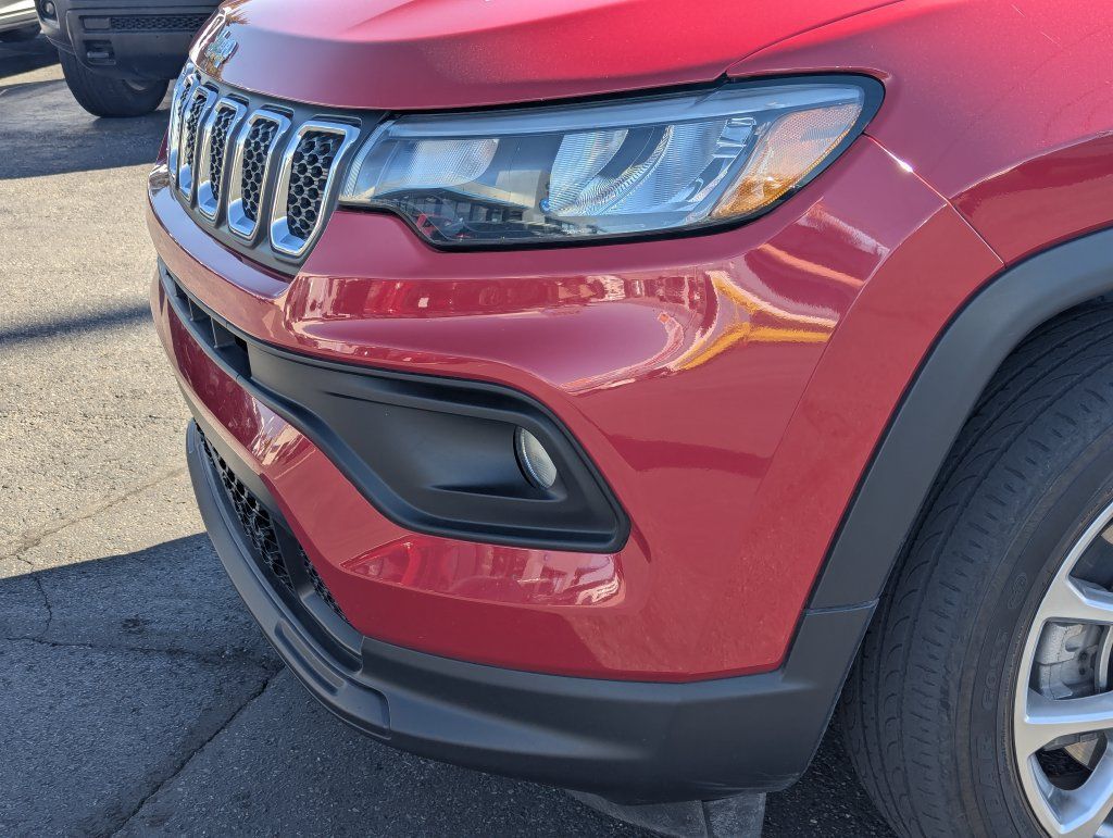 Used 2023 Jeep Compass Latitude AWD/4WD image 12