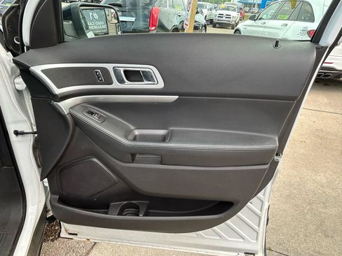 Used 2015 Ford Explorer XLT w/ Equipment Group 202B AWD/4WD image 17