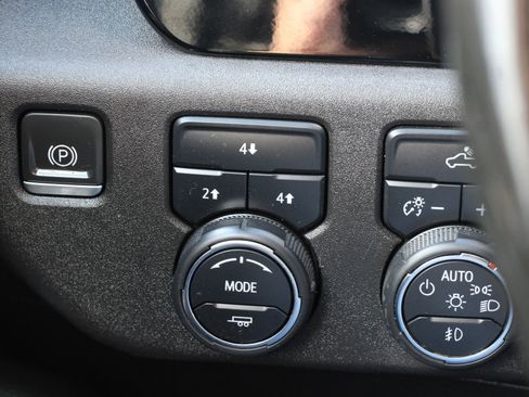 Used 2024 Chevrolet Silverado 2500 LT image 20