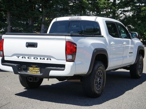 Used 2018 Toyota Tacoma SR5 AWD/4WD image 4