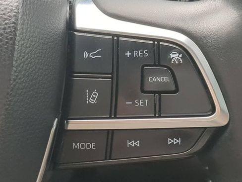 Used 2020 Toyota Highlander XLE AWD/4WD image 25