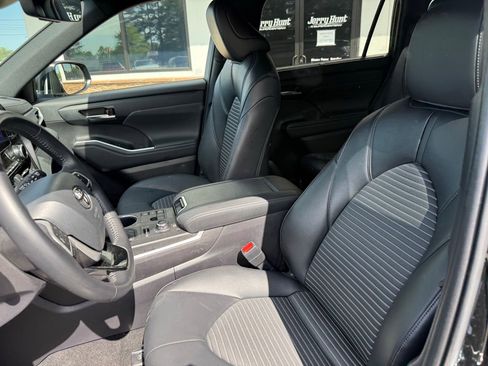 Used 2025 Toyota Highlander XSE image 3