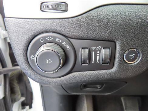 Used 2018 Jeep Cherokee Latitude Plus w/ Comfort/Convenience Group FWD image 17