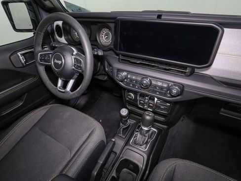 Used 2026 Jeep Wrangler Unlimited Sahara AWD/4WD image 18