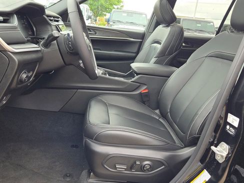 New 2025 Jeep Grand Cherokee Limited w/ Black Appearance Package image 24