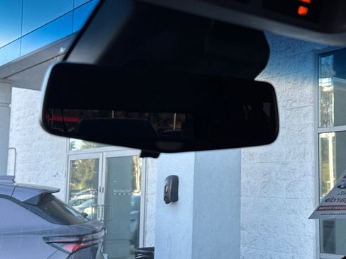 Used 2018 Cadillac Escalade ESV Premium Luxury image 27