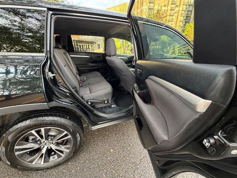 Used 2019 Toyota Highlander LE AWD/4WD image 22