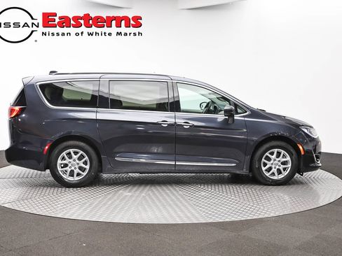 Used 2020 Chrysler Pacifica Touring-L FWD image 4