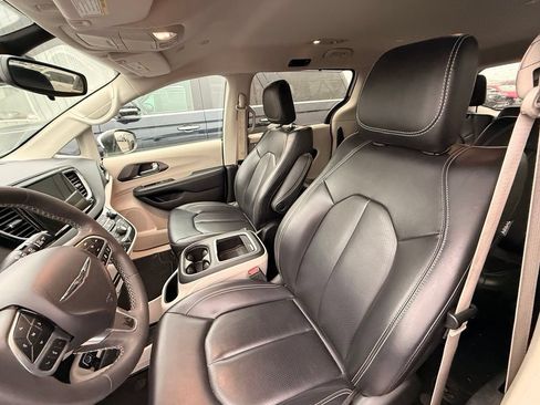 Used 2023 Chrysler Pacifica Touring-L FWD image 9