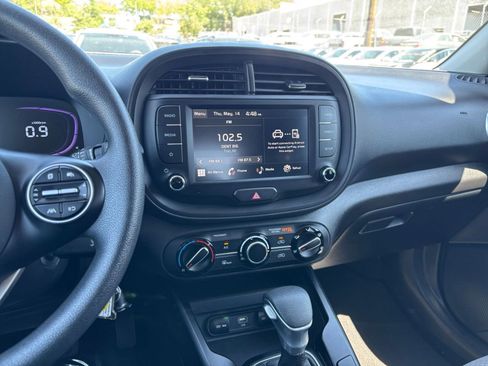 Used 2025 Kia Soul LX w/ LX Technology Package FWD image 17