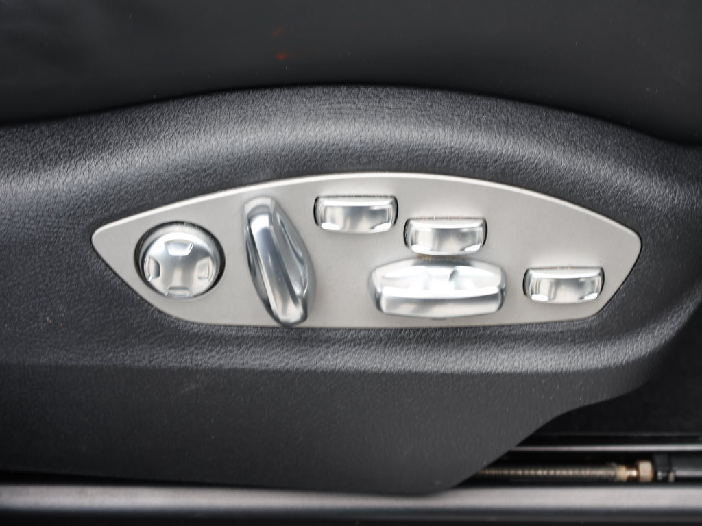 Used 2023 Porsche Macan Turbo AWD/4WD image 22