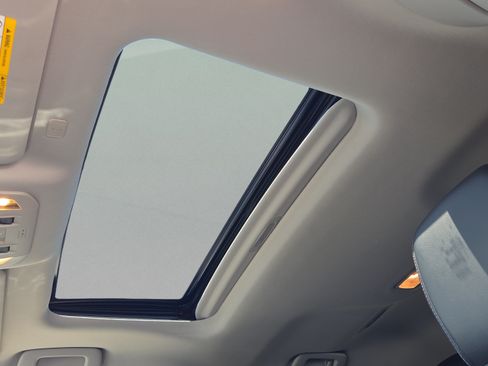 Certified 2021 Toyota Highlander Limited AWD/4WD image 18