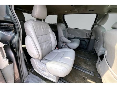 Used 2017 Toyota Sienna XLE w/ XLE Navigation Package AWD/4WD image 25
