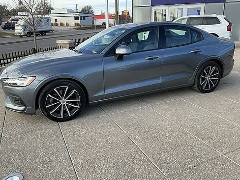 Used 2021 Volvo S60 T5 Momentum w/ Climate Package image 11